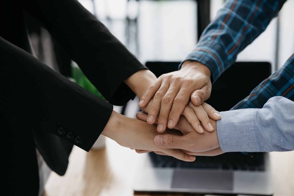 What Are the Best Tips for Coordinating a Velvet Blouse with a High-Waisted Pencil Skirt?
